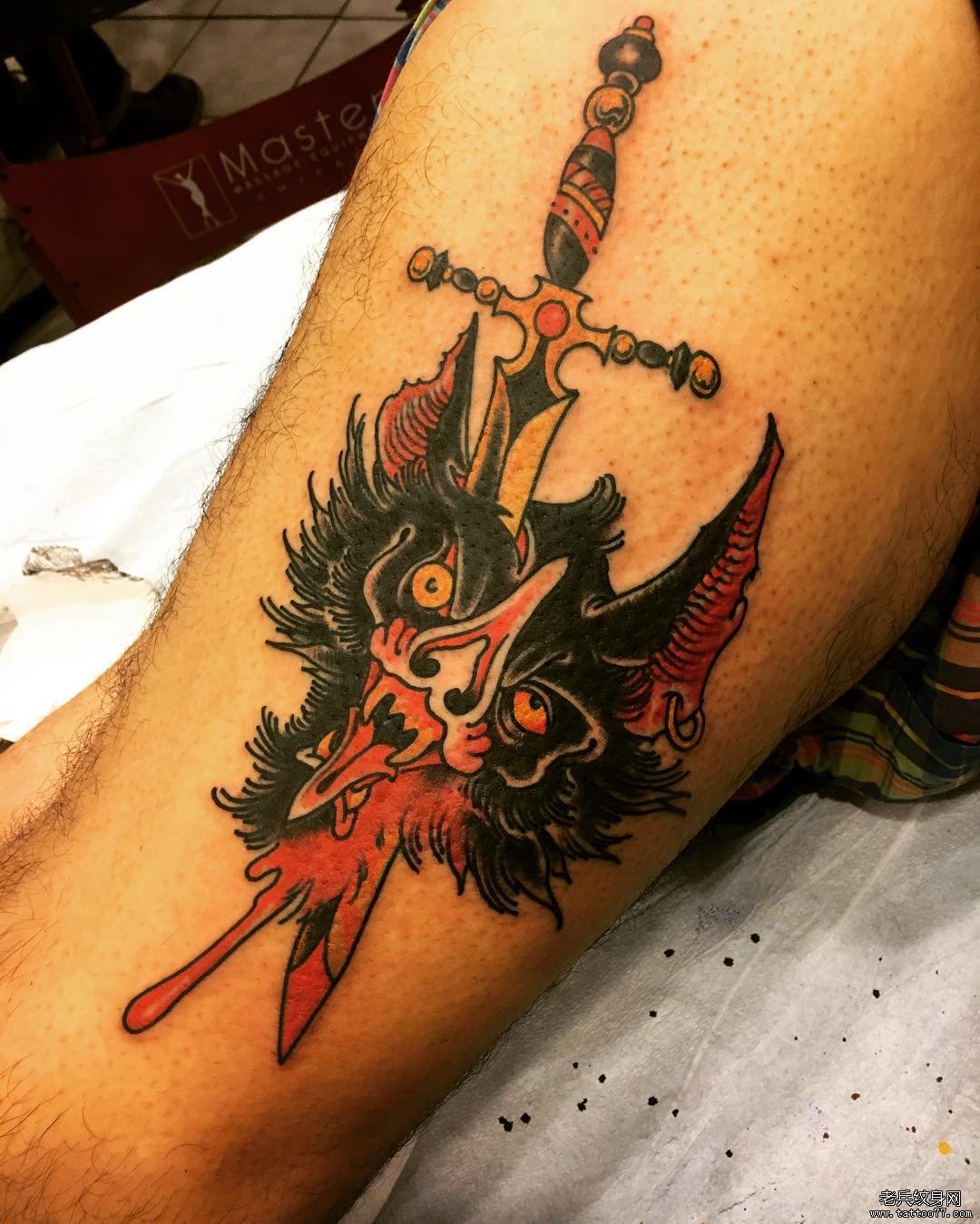 欧美彩色蝙蝠匕首大腿纹身图案