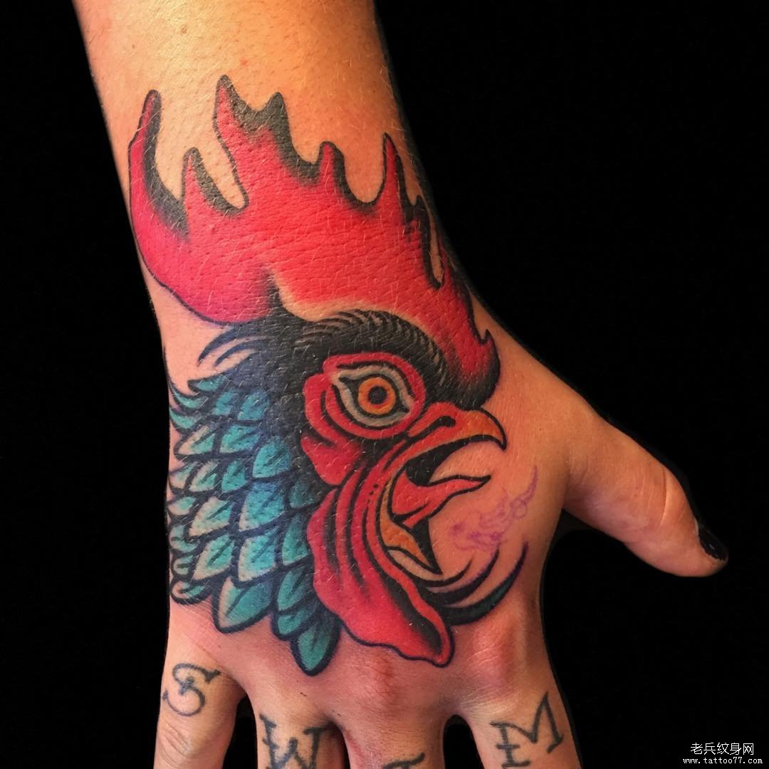 手背彩色鸡头纹身图案