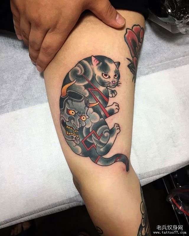 大腿传统猫般若纹身图案