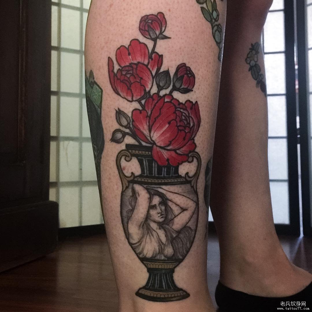 小腿彩色花卉花瓶人物纹身图案