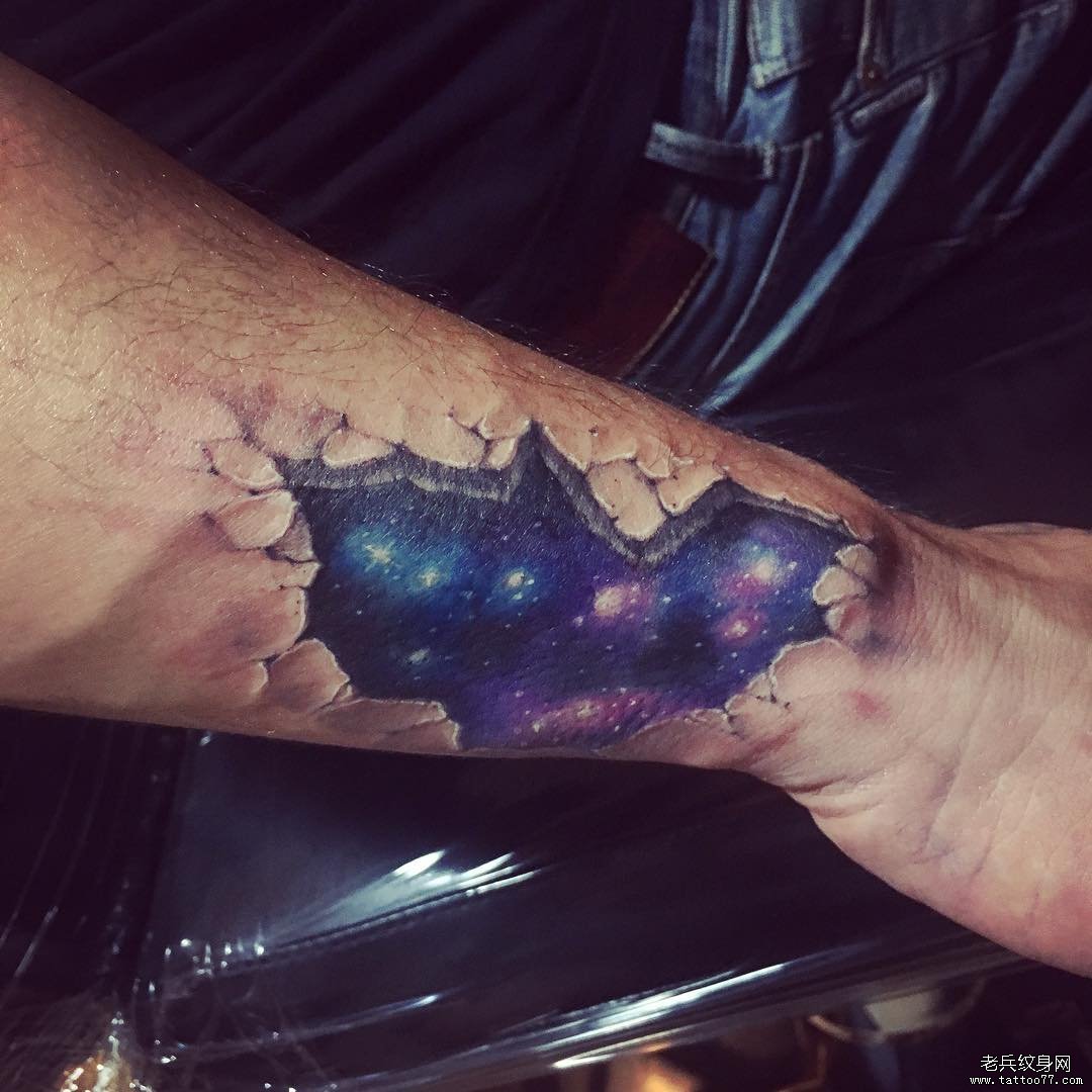 小臂星空彩色纹身图案
