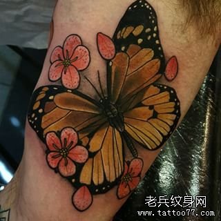 大臂传统蝴蝶花卉彩色纹身图案