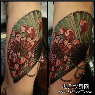 大臂彩色传统扇子菊花纹身图案