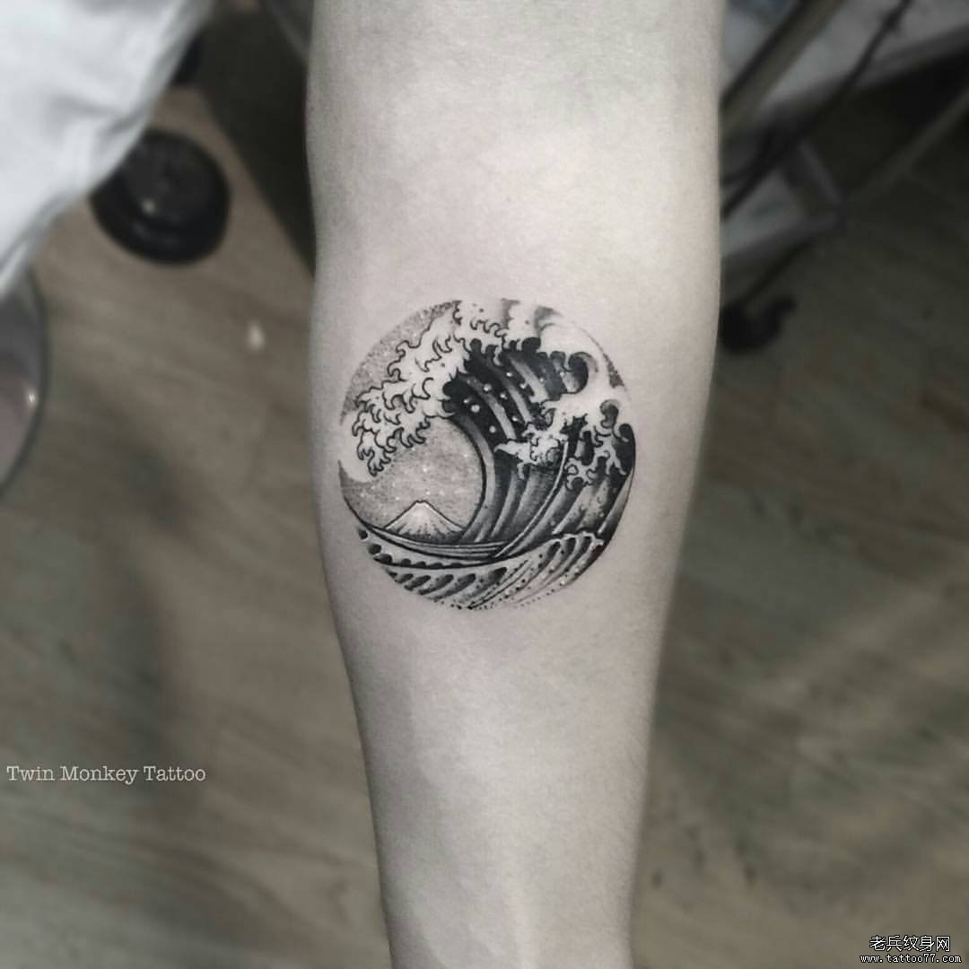 小臂黑灰海浪纹身图案