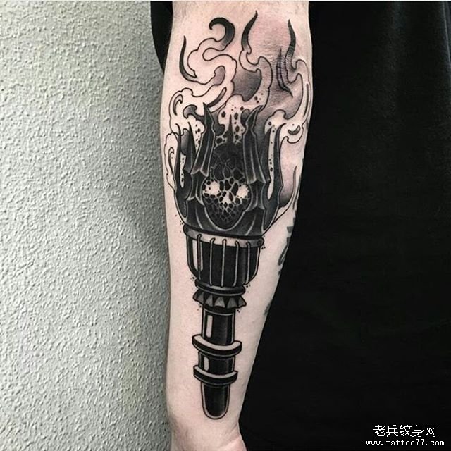小臂黑灰火炬欧美纹身图案