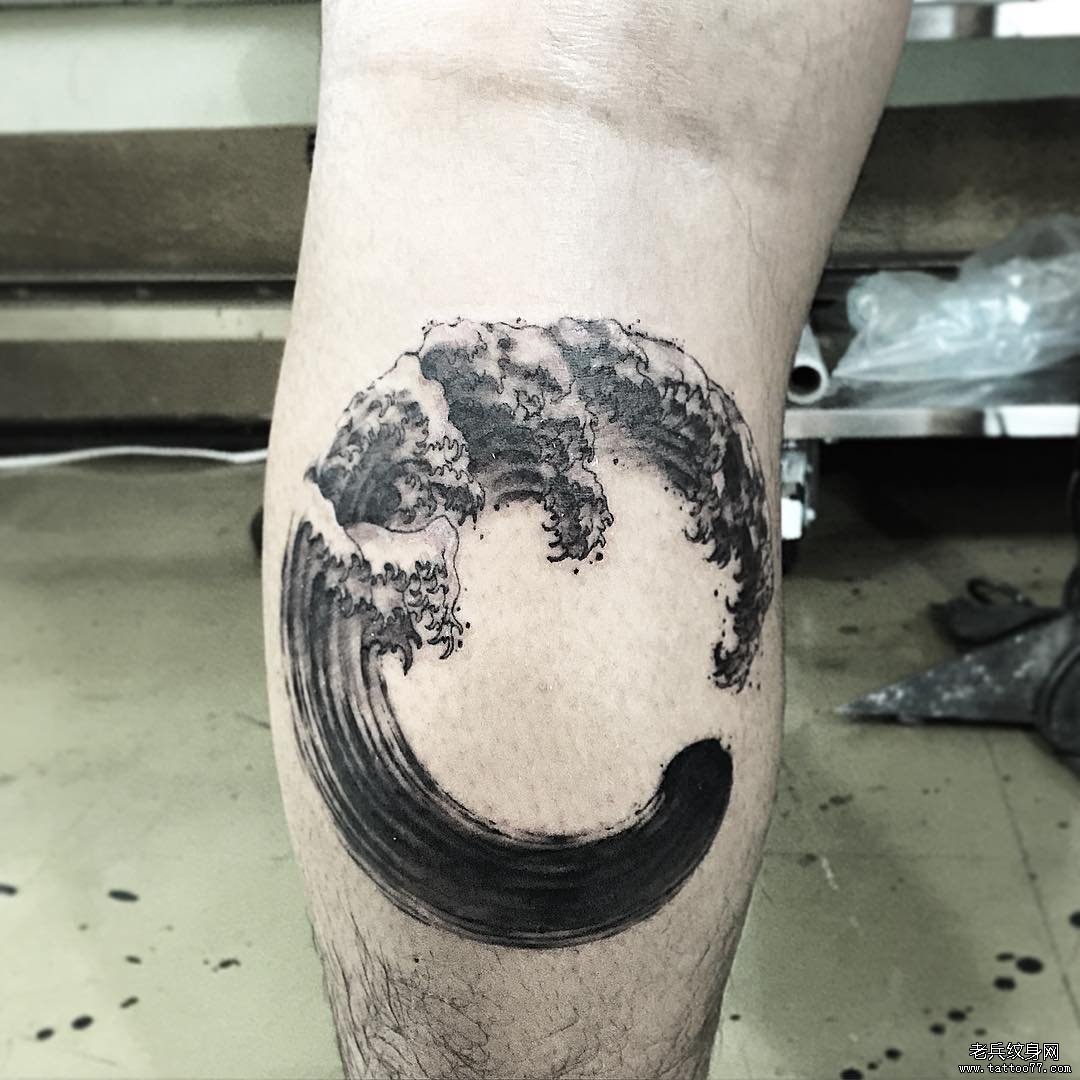 小腿水墨浪花传统纹身图案