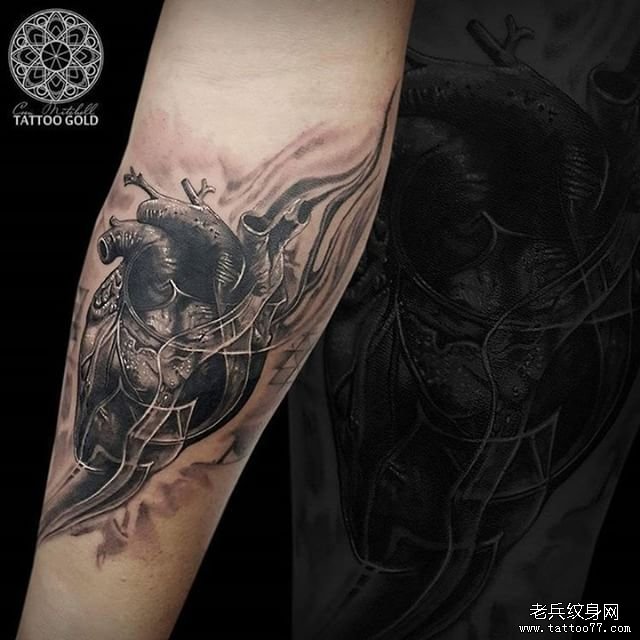 小臂心脏黑灰纹身欧美图案