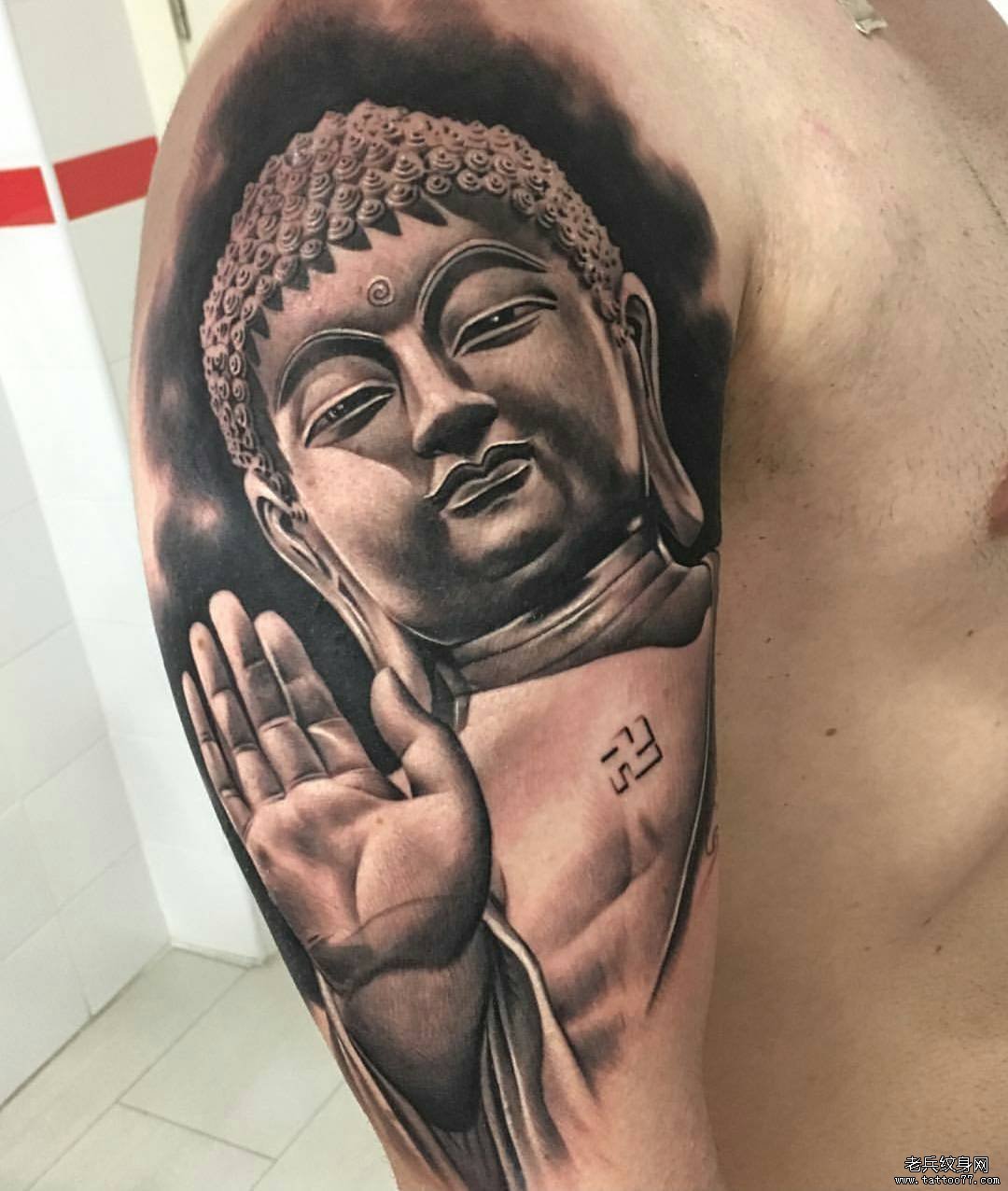 大臂黑灰传统佛纹身图案