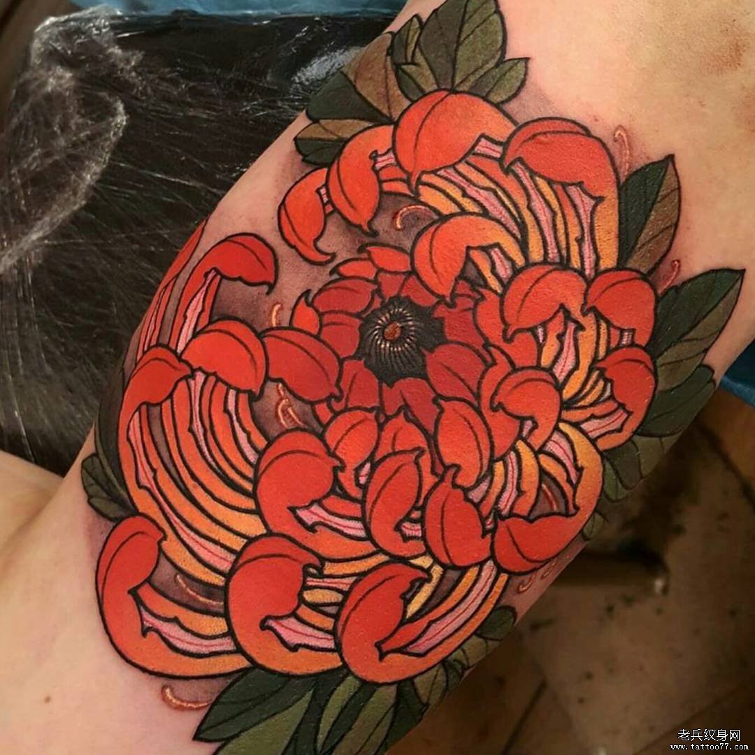 彩色菊花传统大臂纹身图案