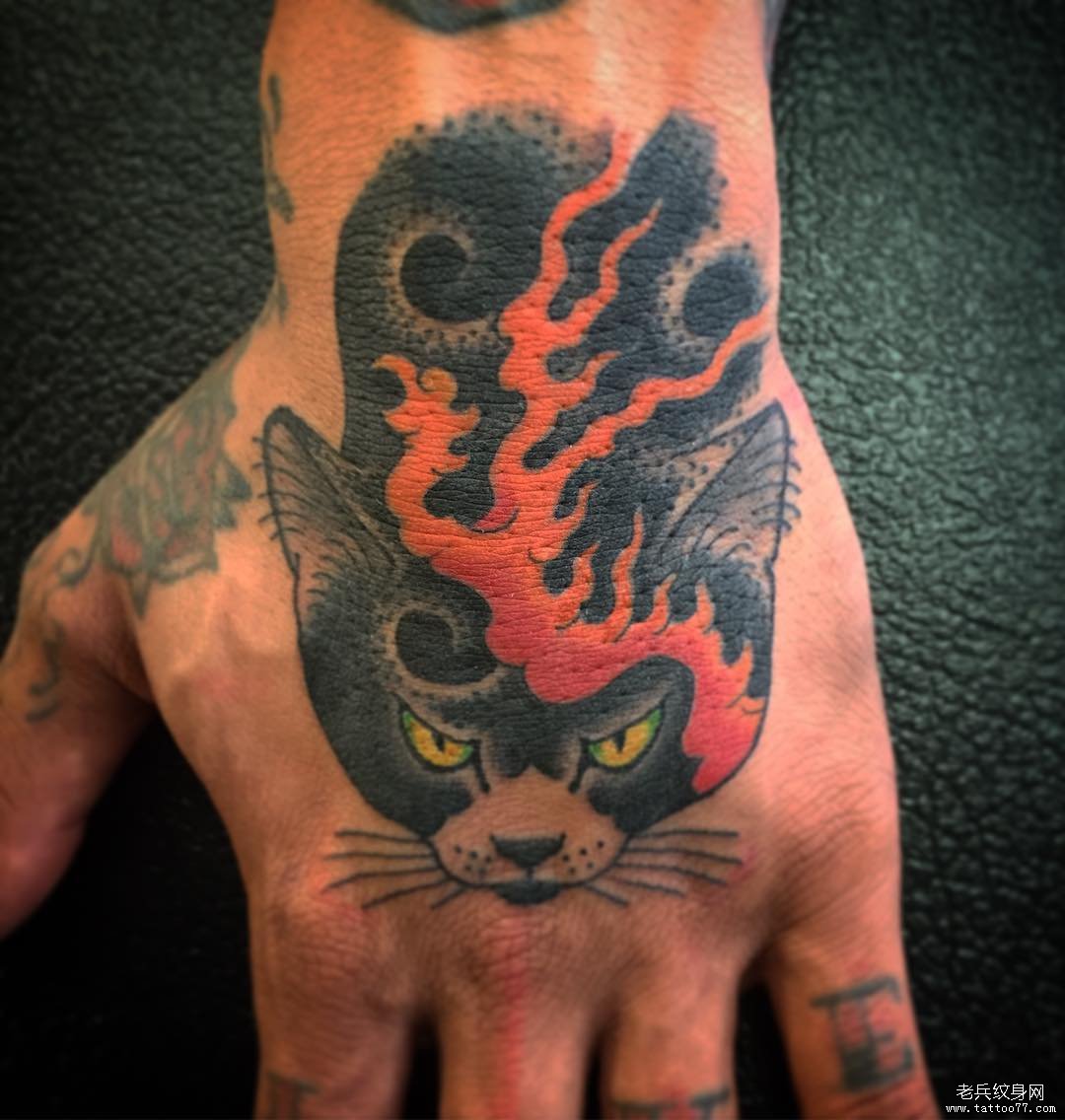 手背老传统猫纹身图案