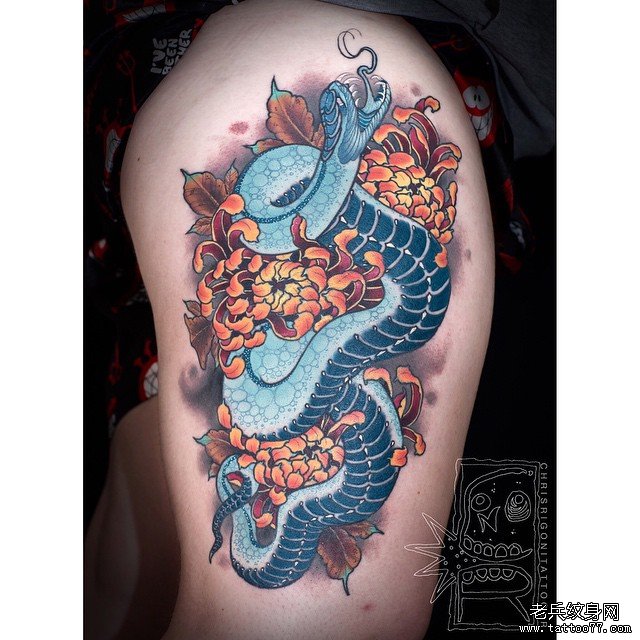 大腿彩色蛇菊花纹身传统图案