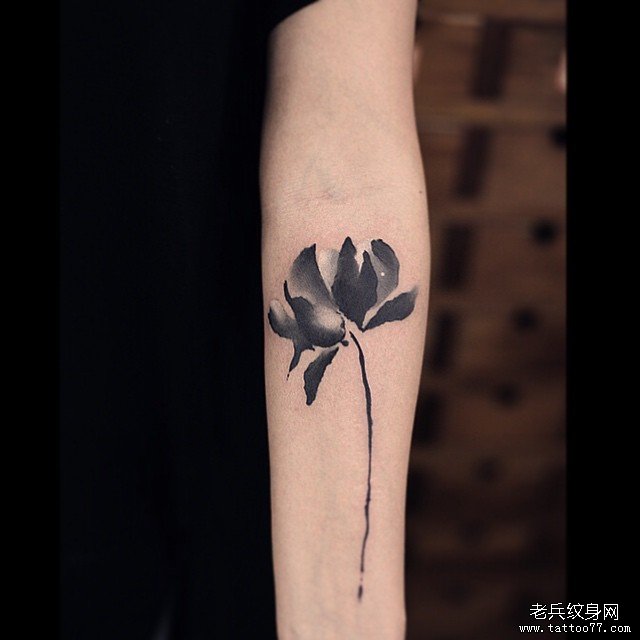 小臂莲花水墨纹身图案