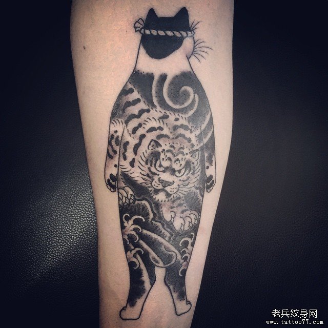 小臂传统猫老虎黑灰纹身图案