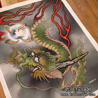 传统彩色龙纹身火焰图案手稿