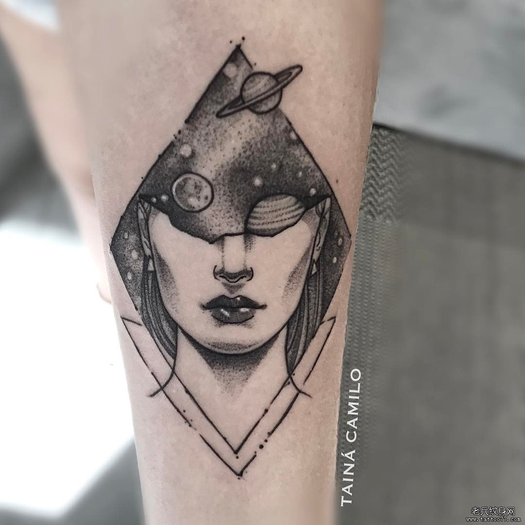 手臂黑灰女郎星空纹身图案
