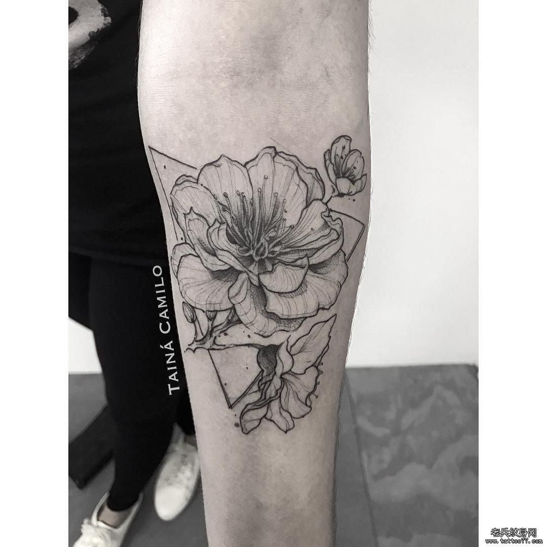 手臂几何花纹身图案