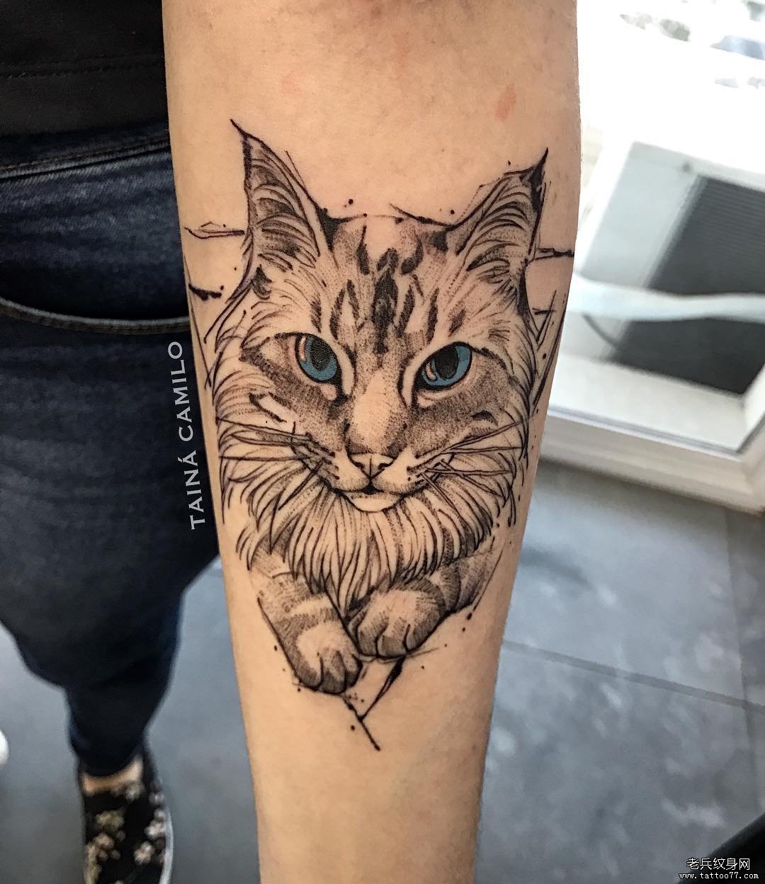 手臂猫纹身图案