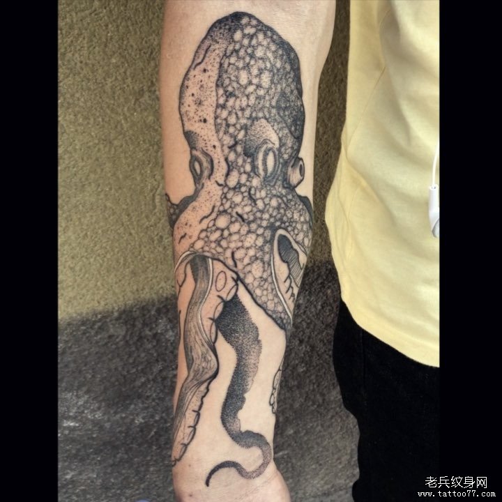手臂章鱼纹身图案