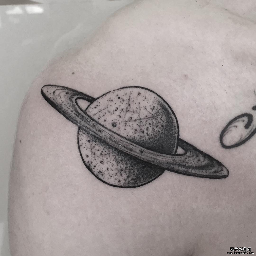 手臂星球点刺纹身图案