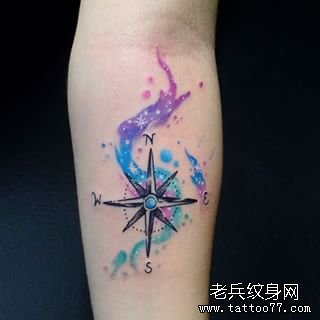 手臂水彩指南针纹身图片
