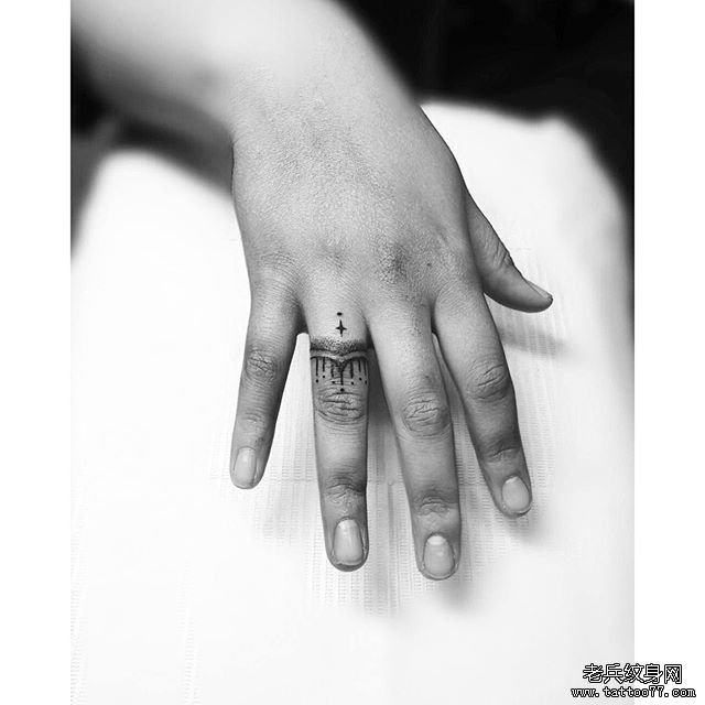 手指小清新点刺蕾丝纹身图片