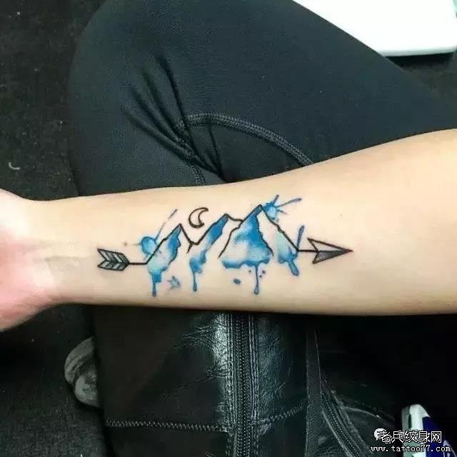 手臂水彩纹身图案