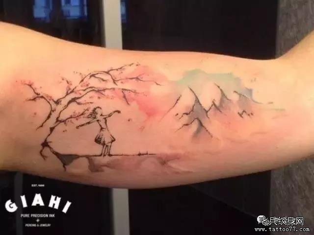手臂水彩纹身图案