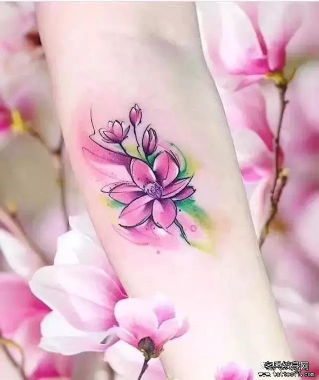 手臂水彩纹身图案