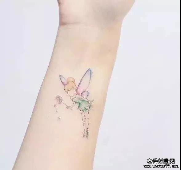 手臂水彩纹身图案