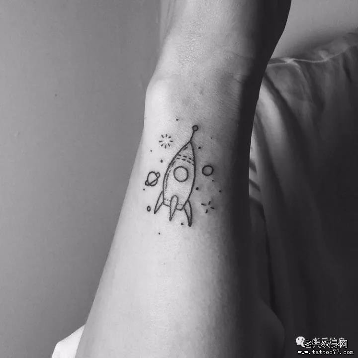 手臂火箭纹身图案