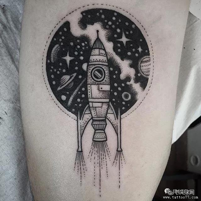 手臂火箭纹身图案