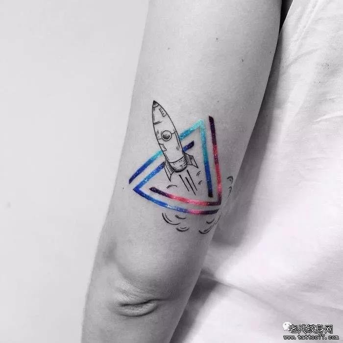 手臂火箭纹身图案