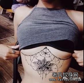 胸部链条纹身图案作品