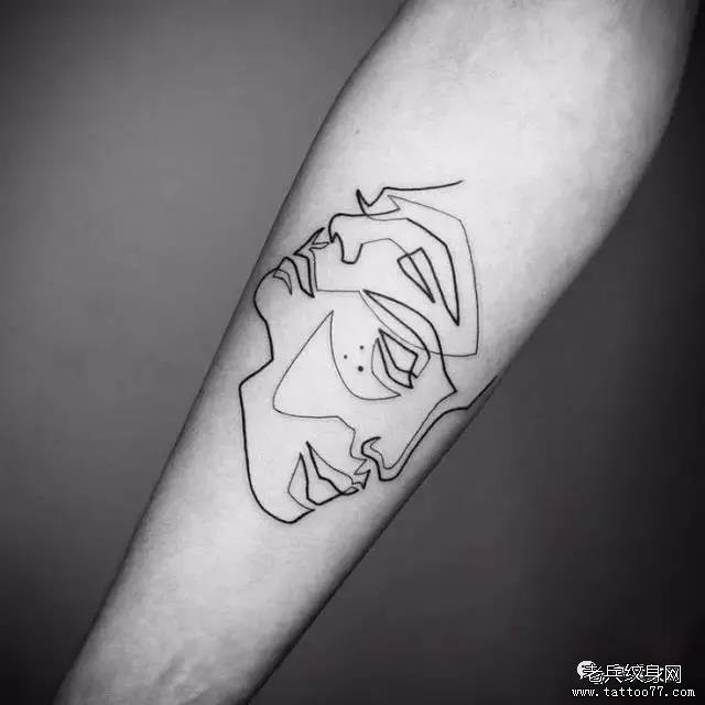 小臂线条脸纹身图案