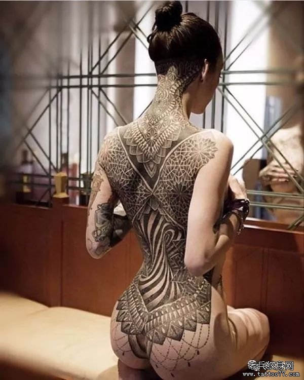 女人性感纹身写真由武汉纹身馆推荐