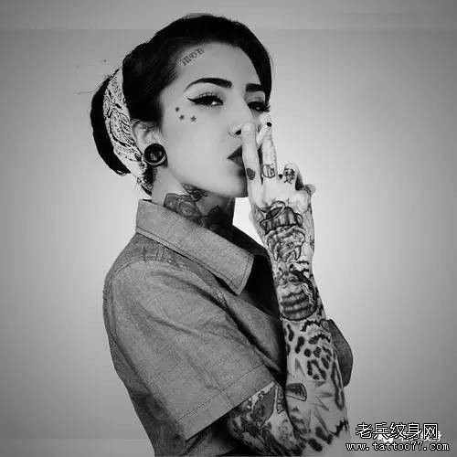 女人性感纹身写真图案由武汉纹身店推荐