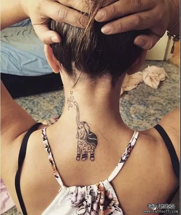 女性个性黑白纹身图案由武汉最好的刺青店推荐