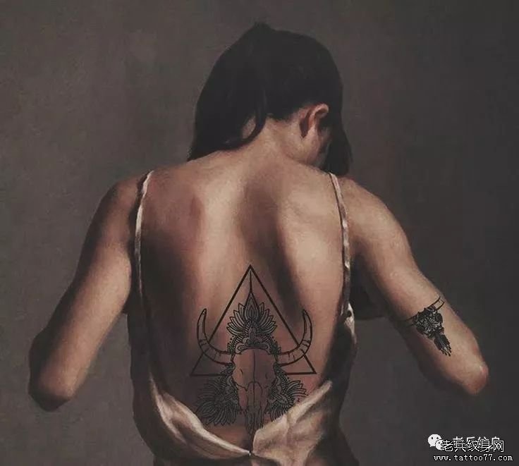 武汉纹身店推荐一款性感女性纹身写真图案