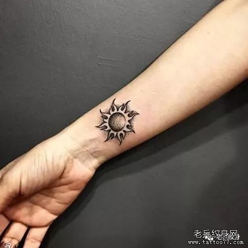 手臂太阳纹身图案