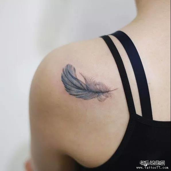 背部羽毛纹身图案
