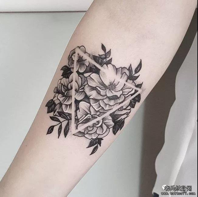 手臂点刺花藤纹身图案