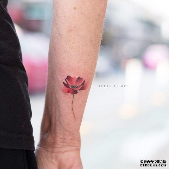 手腕色彩小花纹身图案