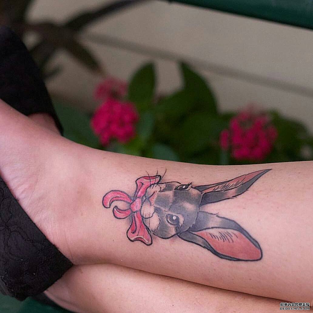 兔子脚踝纹身图案