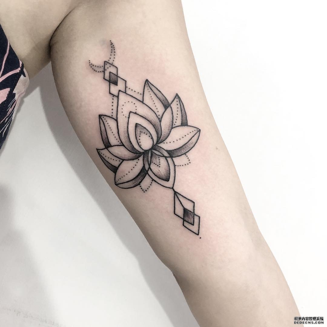 莲花线条手臂纹身图案