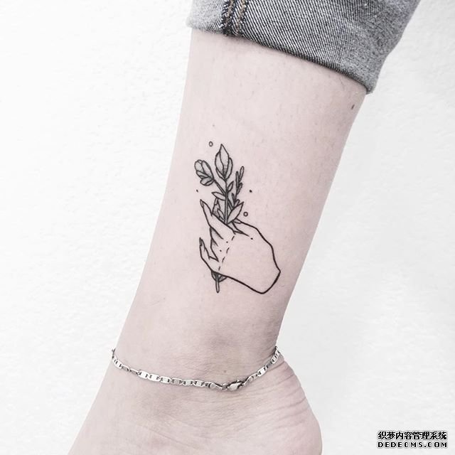 脚腕手花纹身图案