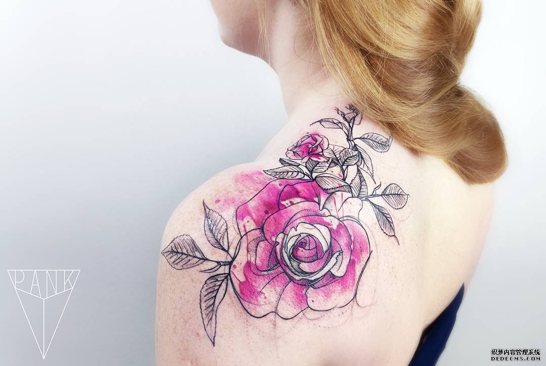 色彩玫瑰肩部纹身图案