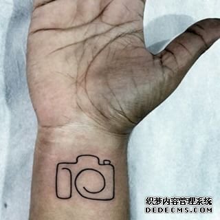 手腕相机纹身图案