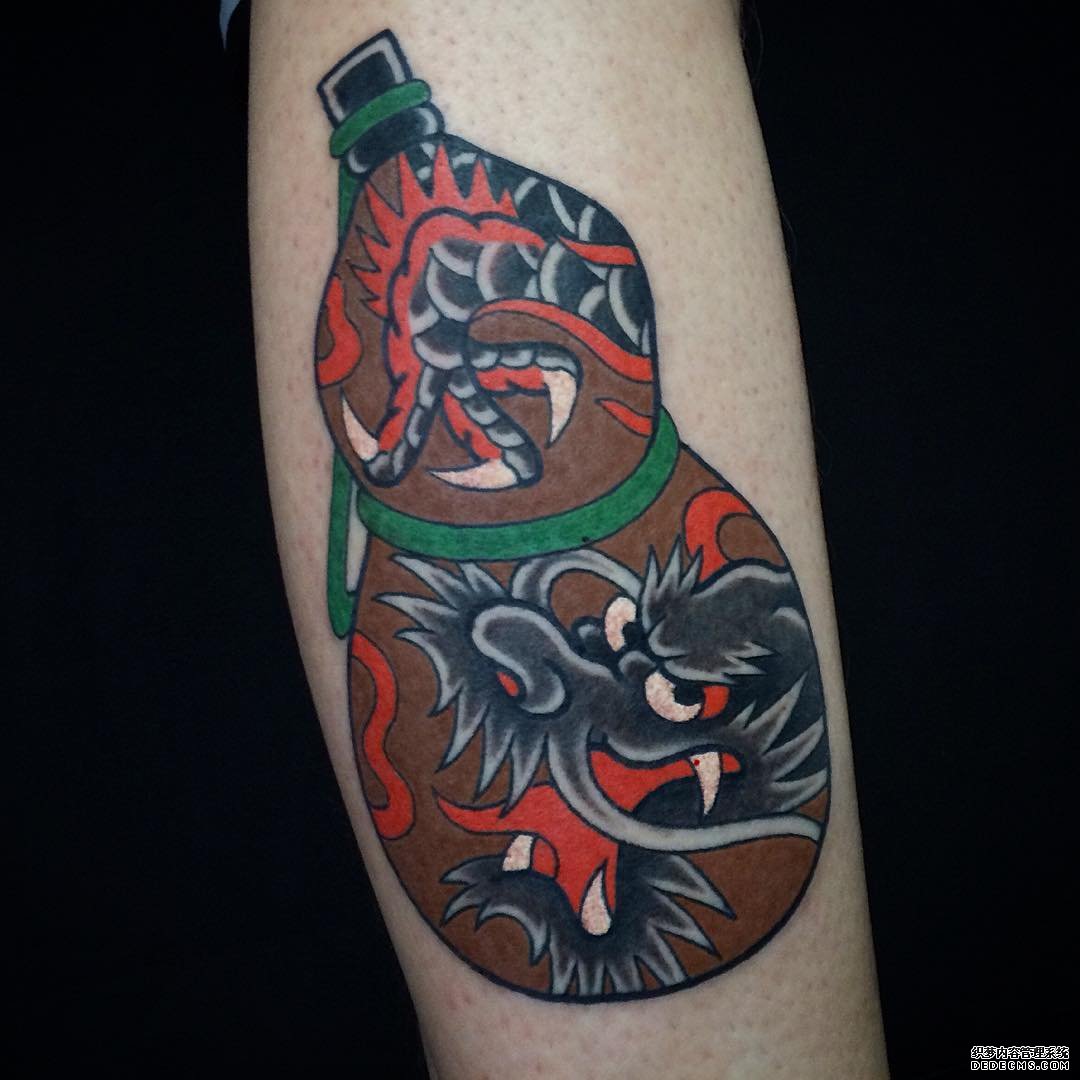 腿部葫芦纹身图案