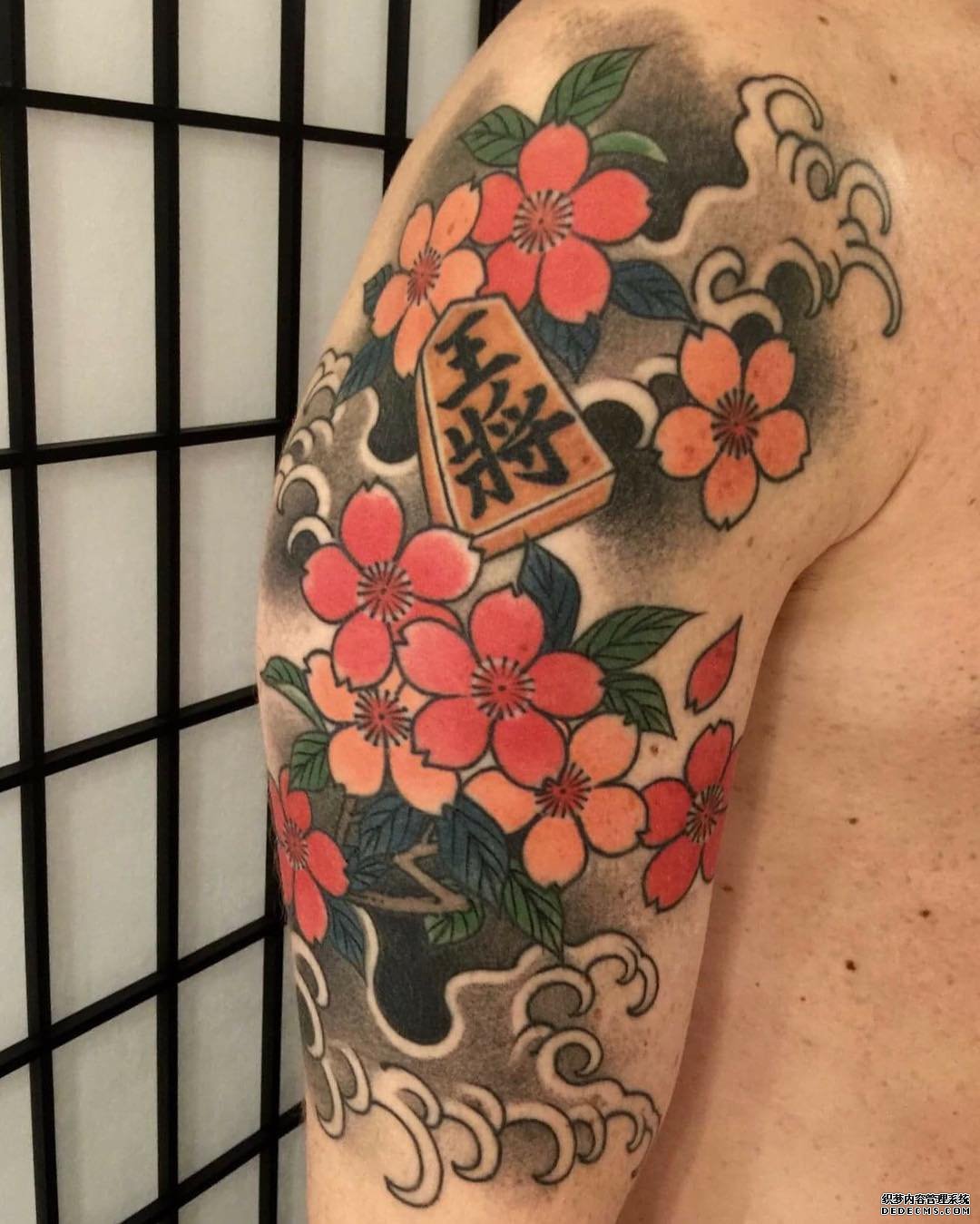 手臂樱花纹身图案