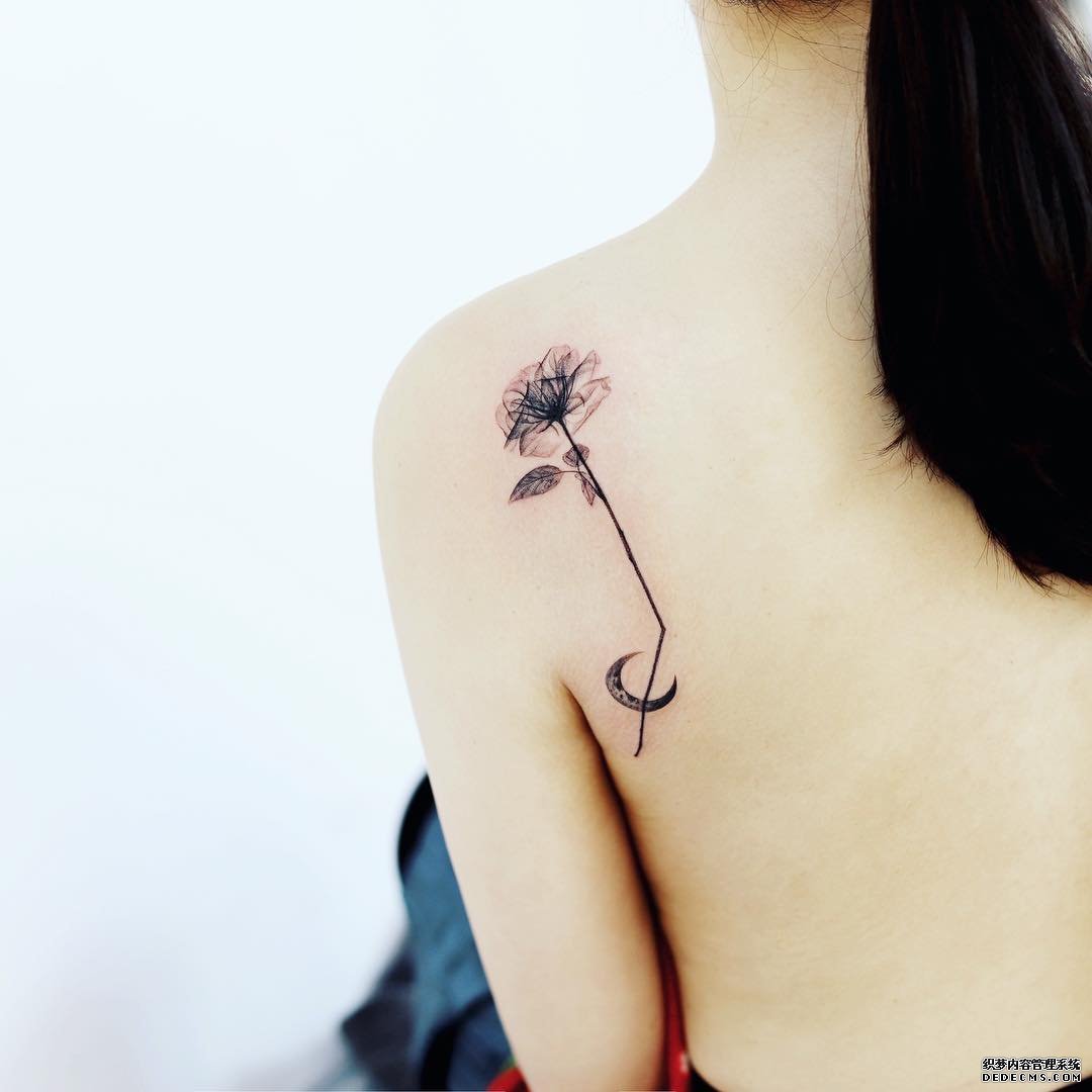 后背肩胛黑灰花纹身